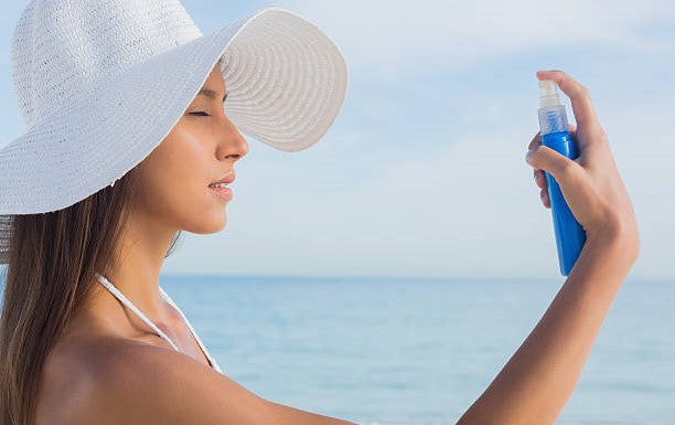 Καλοκαιρινή Ενυδάτωση: Lip Oils, Mists & Hydrogel Masks για Λάμψη & Αναζωογόνηση